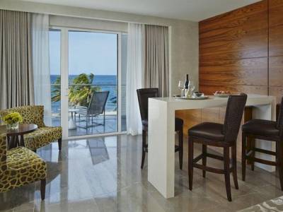 ROYAL BLUES HOTEL & CHANSON RESTAURANT. MIAMI