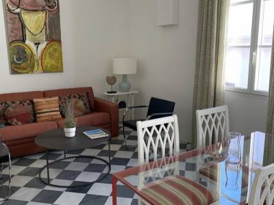 APARTAMENTOS PUERTA REAL. SEVILLA